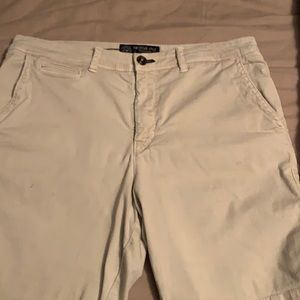 Men’s American Eagle khaki shorts
